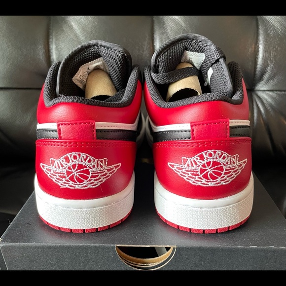 NEW Nike Air Jordan 1 Low Bred Toe Chicago Red Black (Size US Men's) - Picture 3 of 15